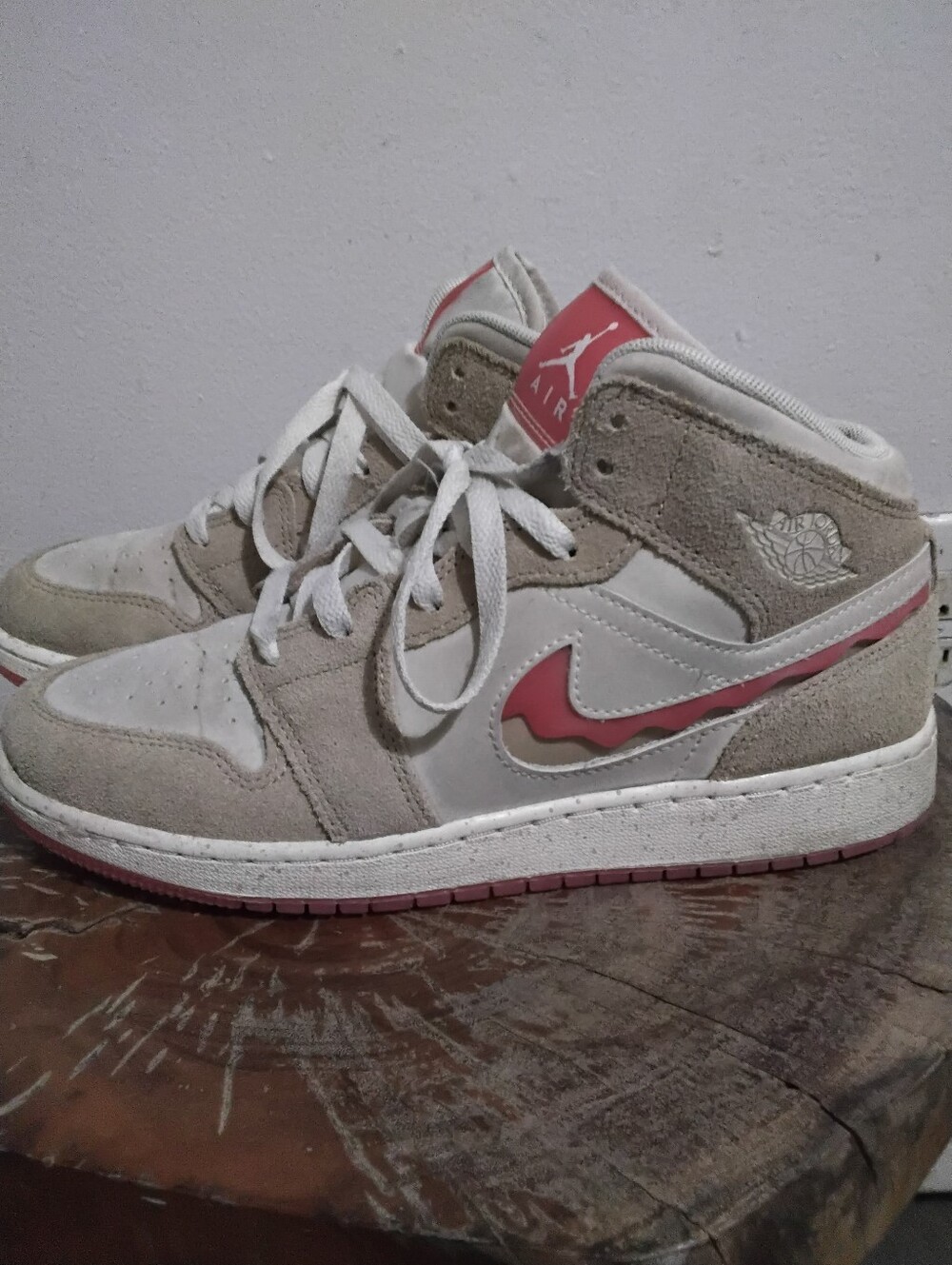 Jordan Retro One Peanut Butter And Jelly Mid-Top Sneakers in White & Red Sz 6.5Y